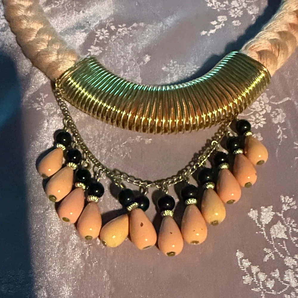 Light pink statement necklace - Picture 2 of 2